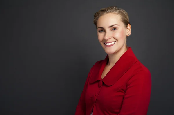 Retrato de una hermosa mujer de negocios joven de pie contra gr Imagen de stock