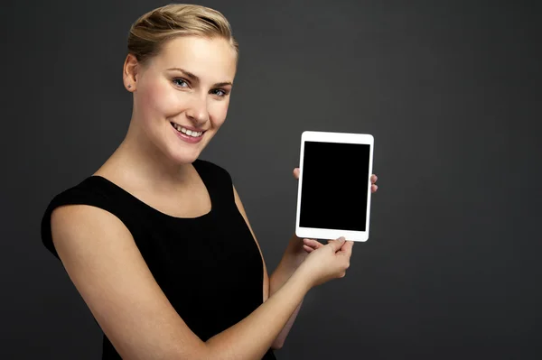 Donna sorridente con tablet — Foto Stock