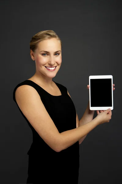 Femme d'affaires tenant un ordinateur tablette - isolée au-dessus d'un noir — Photo