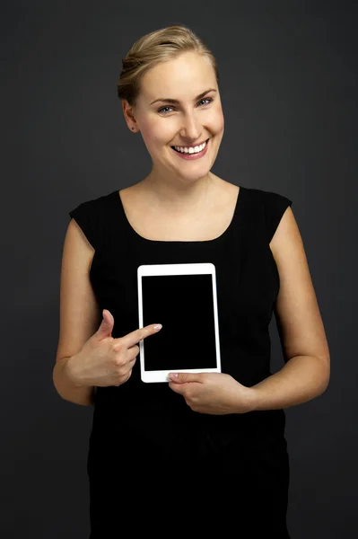 Affärskvinna håller tablet PC - isolerade över en mörk — Stockfoto