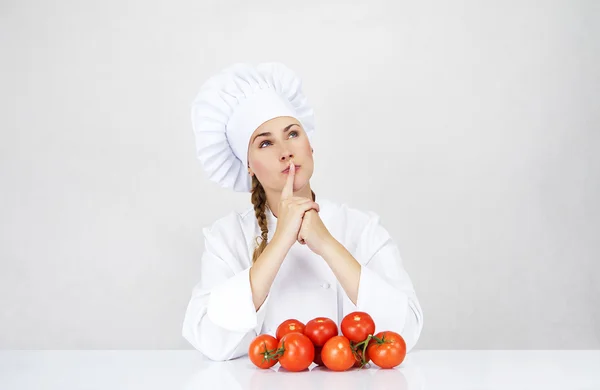 Junge Köchin zeigt Zutaten für italienisches Essen auf weiß — Stockfoto