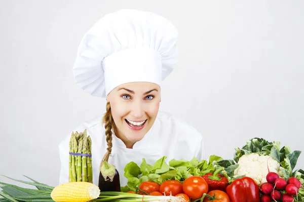 Schöne junge Köchin Frau zubereiten und dekorieren leckeres Essen in — Stockfoto