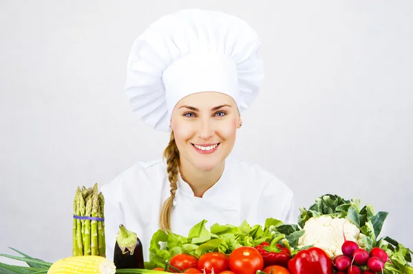 Belle jeune femme chef préparer et décorer la nourriture savoureuse dans — Photo