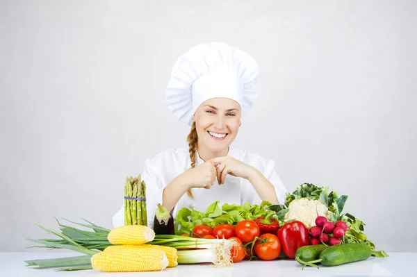 Mooie jonge chef-kok vrouw bereiden en decoreren van lekker eten in — Stockfoto
