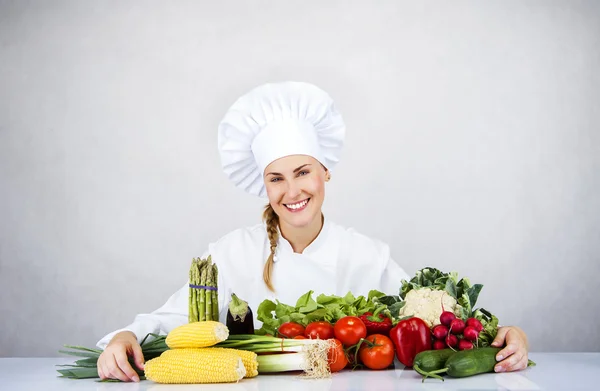 Bela jovem chef mulher preparar e decorar comida saborosa em — Fotografia de Stock