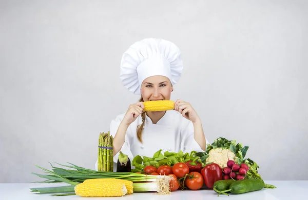 Bella giovane chef donna preparare e decorare cibo gustoso in — Foto Stock