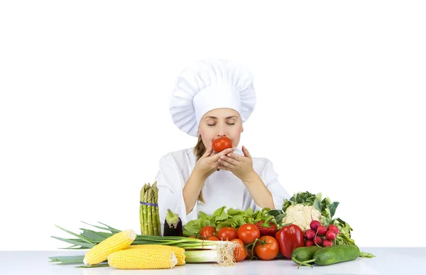 Bella giovane chef donna preparare e decorare cibo gustoso in — Foto Stock