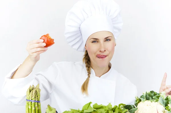 Bela jovem chef mulher preparar e decorar comida saborosa em — Fotografia de Stock