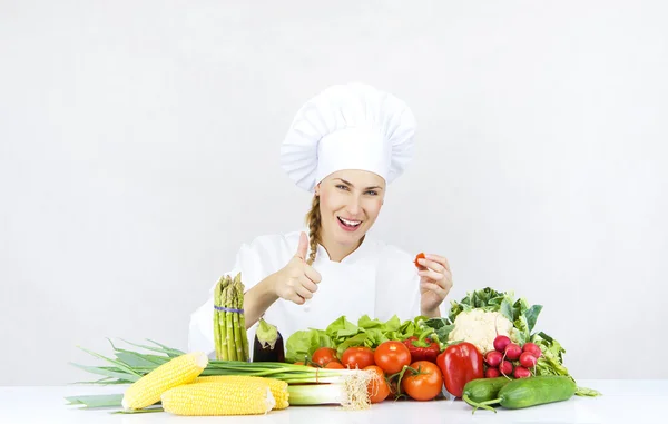 Mooie jonge chef-kok vrouw bereiden en decoreren van lekker eten in — Stockfoto