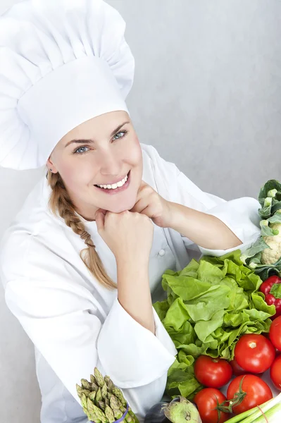 Bella giovane chef donna preparare e decorare cibo gustoso in — Foto Stock