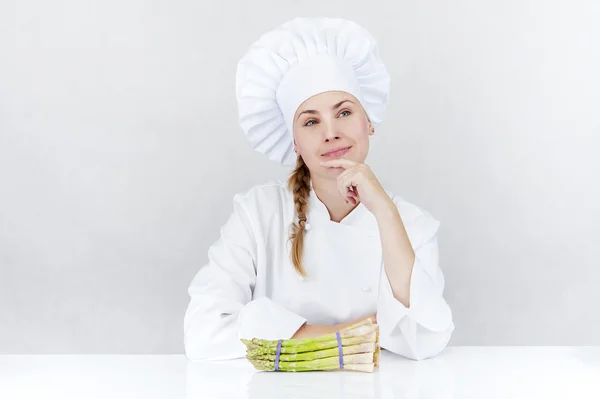 Bela jovem chef mulher preparar e decorar comida saborosa em — Fotografia de Stock