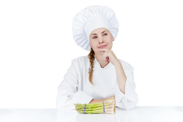 Bella giovane chef donna preparare e decorare cibo gustoso in — Foto Stock