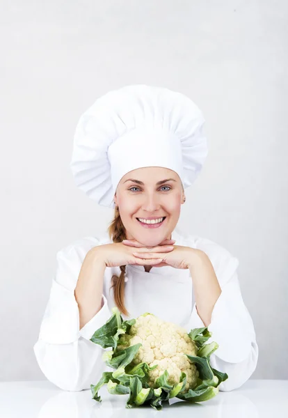 Vackra unga kocken kvinna förbereda och dekorera läckra mat veg — Stockfoto