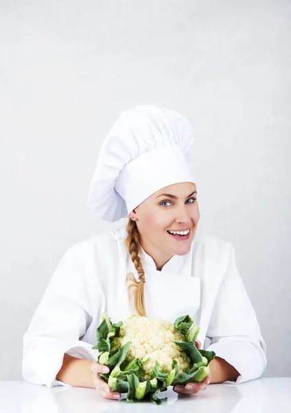 美丽的年轻厨师女人准备和装饰美味的食物蔬菜 — 图库照片