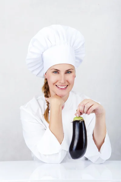 Mooie jonge chef-kok vrouw bereiden en decoreren van lekker eten fruit — Stockfoto