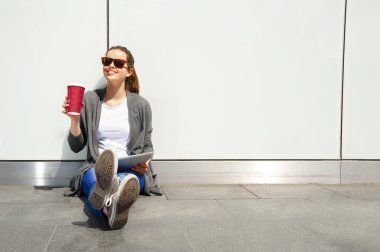 genç göz bir kenara caffe c cam duvar tarafından gülüyor.