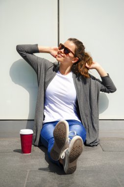 Kadın içme kahve Street sabah sakin ol