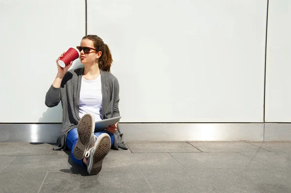 Jeune adolescent buvant du café et regardant de côté avec la tablette — Photo