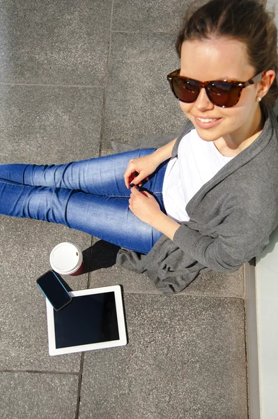 Mulheres com computador tablet e telefone na rua — Fotografia de Stock