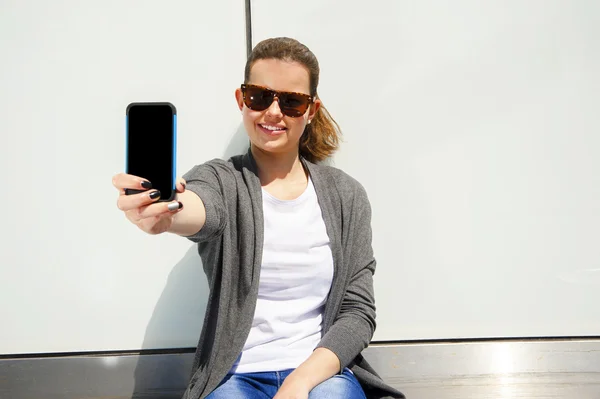 Hezká mladá žena pomocí mobilního telefonu Stock Snímky