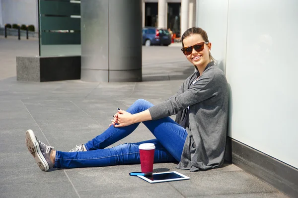 Mulheres com computador tablet e telefone na rua — Fotografia de Stock