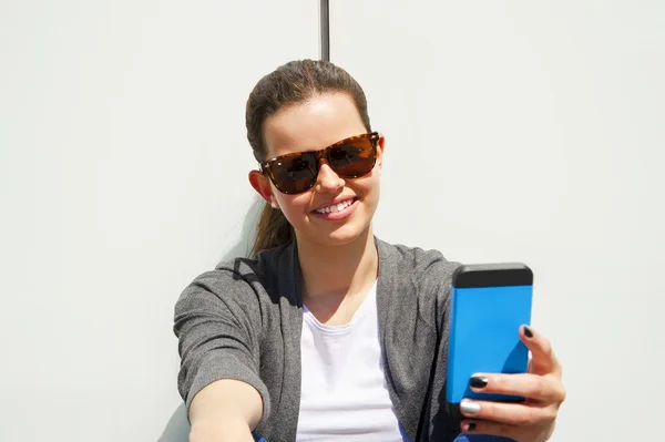 Mooie jonge vrouw met behulp van mobiele telefoon — Stockfoto