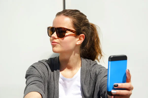 Ganska ung kvinna med mobiltelefon — Stockfoto