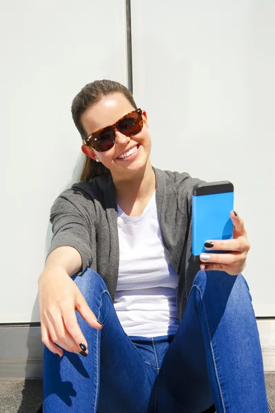 Mooie jonge vrouw met behulp van mobiele telefoon — Stockfoto