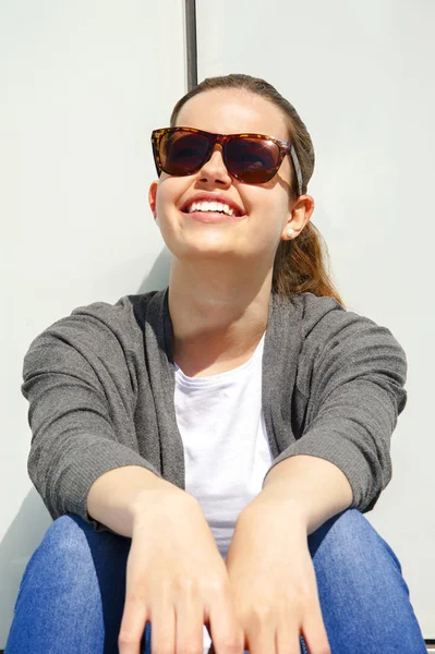 Retrato de bonita jovem mulher sorrindo close-up — Fotografia de Stock