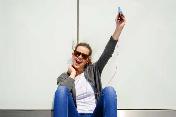 Bela jovem morena cabelo hipster mulher ouvindo música earp — Fotografia de Stock