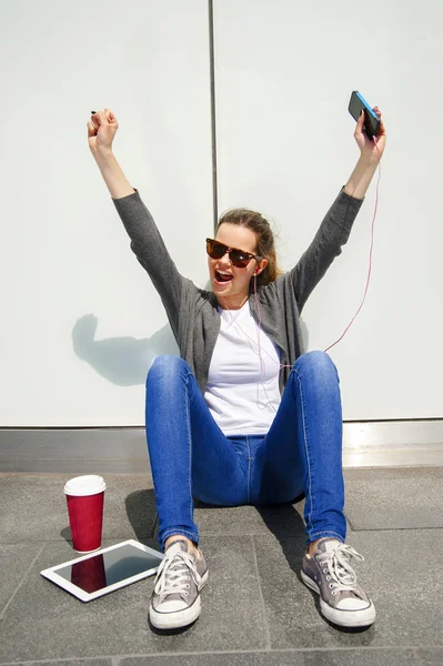 Schöne junge brünette Haare Hipster Frau Musik hören Ohr — Stockfoto