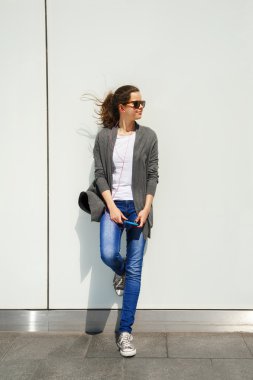 güzel genç esmer saçlı hippi kadın müzik dinleme earp