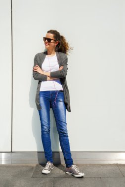 güzel genç esmer saçlı hippi kadın müzik dinleme earp