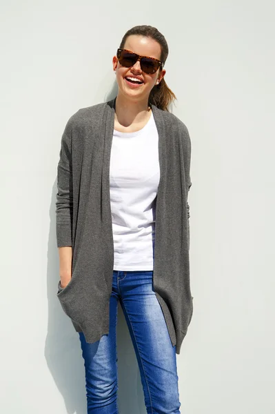 Retrato de mujer joven bonita sonriendo primer plano — Foto de Stock