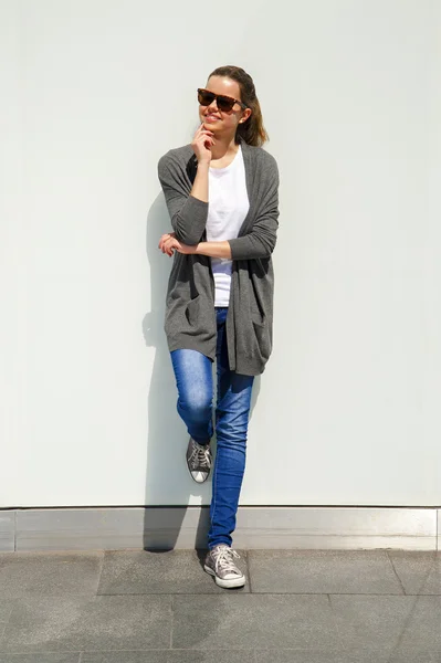 Retrato de mujer joven bonita sonriendo primer plano — Foto de Stock