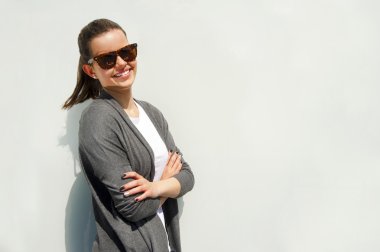 Güzel kentsel kadın, şehirde gülümseyen kız