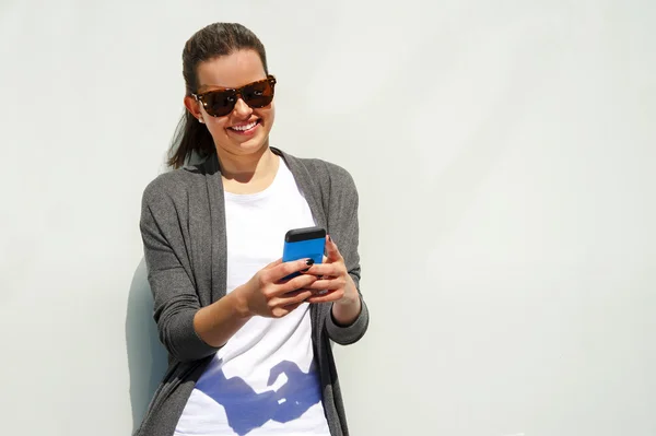 Mujer bastante joven usando el teléfono móvil — Foto de Stock