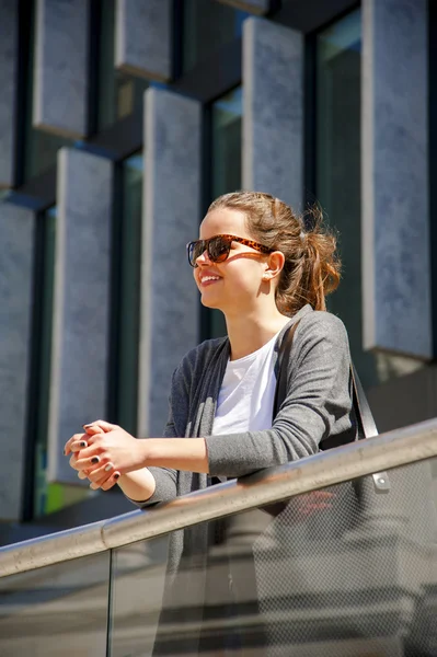 Hezká mladá žena pomocí mobilního telefonu — Stock fotografie