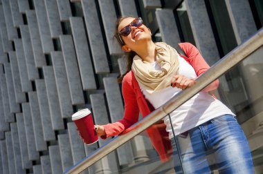 Kafkas kadın Vivacious şehirde güzel bir ışınlama gülümseme ile