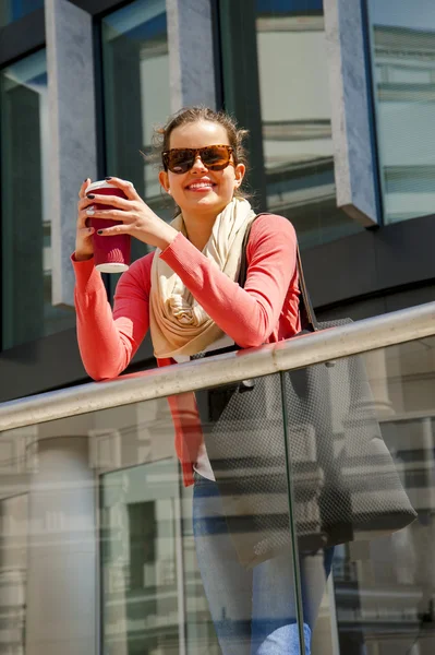 Mulher caucasiana Vivacious em Cidade com um belo sorriso radiante — Fotografia de Stock