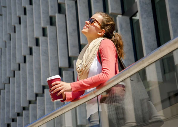 Mujer caucásica vivaz en la ciudad con una hermosa sonrisa radiante — Foto de Stock