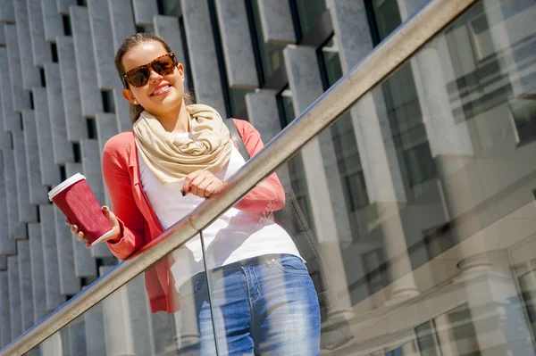 Mujer caucásica vivaz en la ciudad con una hermosa sonrisa radiante — Foto de Stock