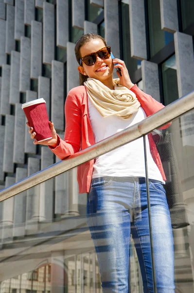 Mulher bonita usando telefone celular — Fotografia de Stock