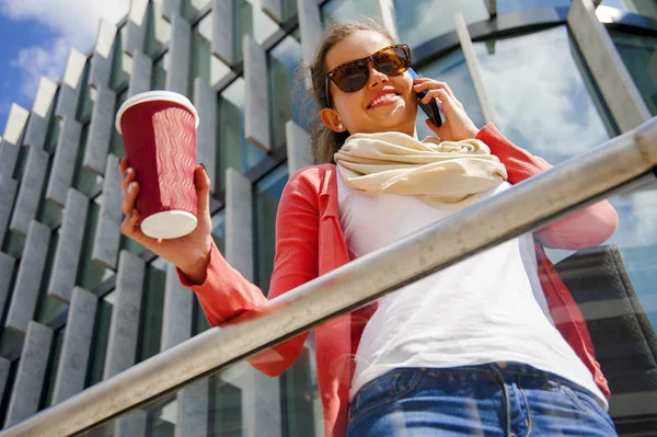 Jolie jeune femme utilisant un téléphone mobile — Photo