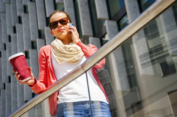 Hübsche junge Frau mit Handy lizenzfreie Stockfotos