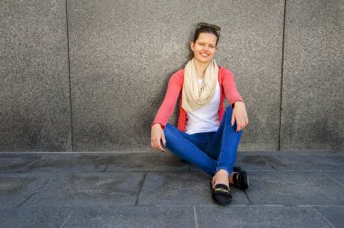 Duvarın içinde şehir gülümseyen kız