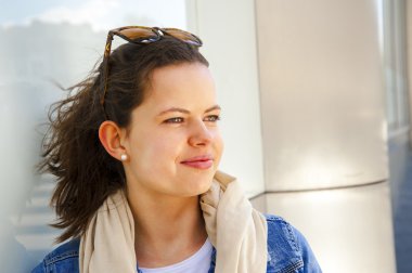 Duvarın içinde şehir gülümseyen kız