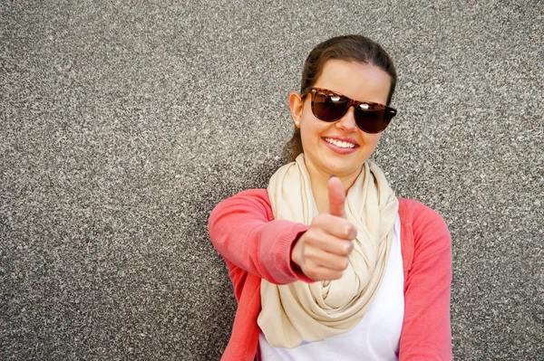 Fille par le mur dans la ville souriant — Photo