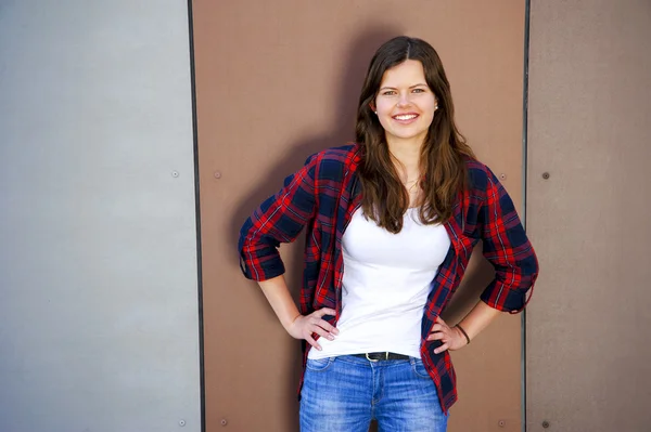 Mädchen an der Mauer in der Stadt lächelt — Stockfoto