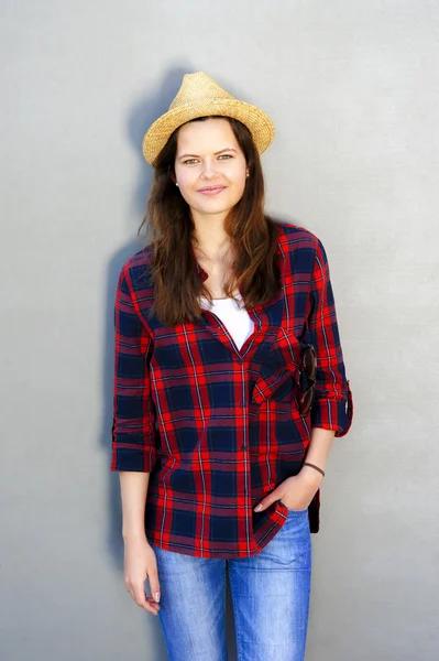 Beautiful modern girl near the wall. Youth style. Fashion shot. — Stock Photo, Image